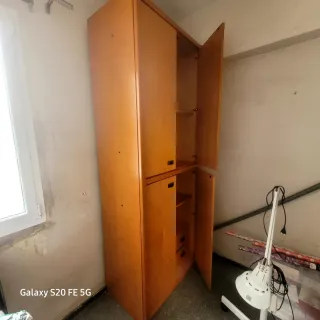 Armario de madera marrón