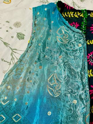 Chaleco bordado reversible y falda