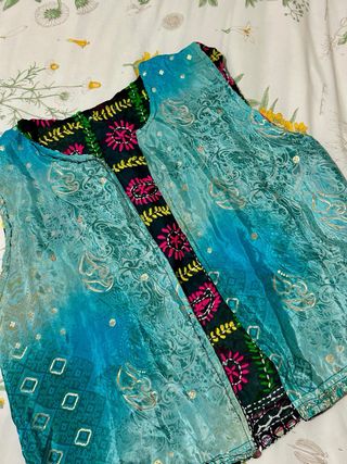 Chaleco bordado reversible y falda