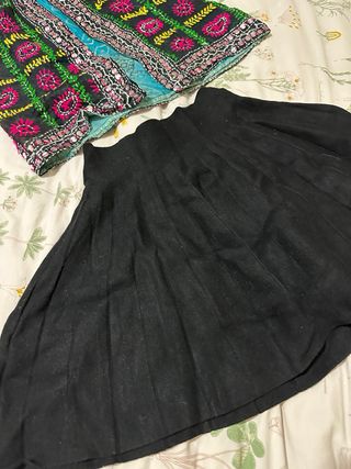 Chaleco bordado reversible y falda