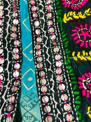 Chaleco bordado reversible y falda