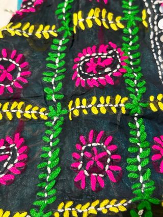 Chaleco bordado reversible y falda