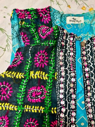 Chaleco bordado reversible y falda