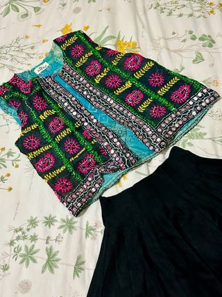 Chaleco bordado reversible y falda