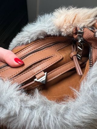 Bolso pelo Parfois beige, gris y marrón