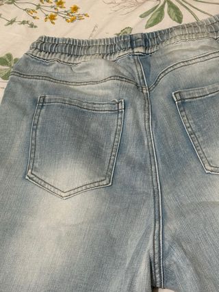 Pantalón vaquero cargo con parches