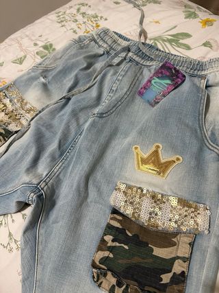 Pantalón vaquero cargo con parches