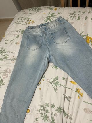 Pantalón vaquero cargo con parches