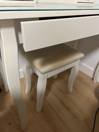 Tocador blanco con espejo y taburete