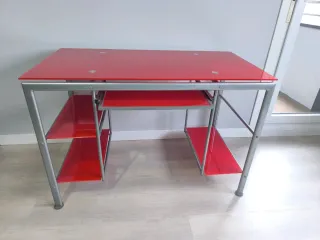 Escritorio rojo y plateado