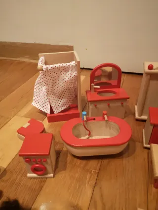 Casa de muñecas muebles madera natural.