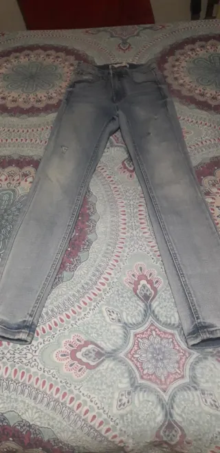 Pantalón pitillo tiro alto azul claro