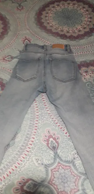 Pantalón pitillo tiro alto azul claro