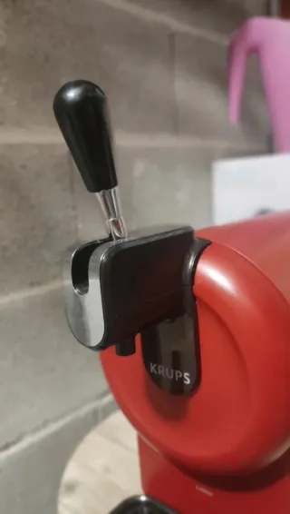 Tirador Cerveza The Sub Compact Rojo marca Krups