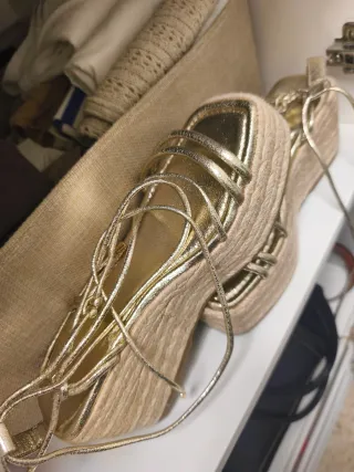 Sandalias doradas atadas