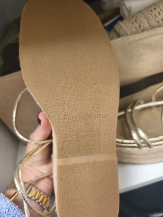 Sandalias doradas atadas