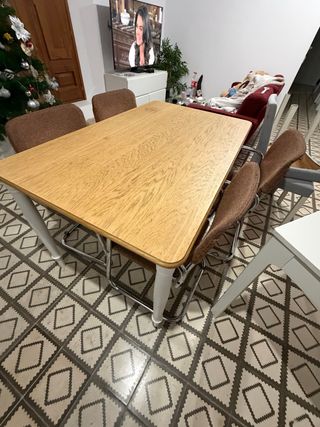 Mesa de comedor con 4 sillas