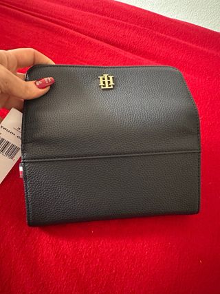 Cartera Tommy Hilfiger Azul con Logo Dorado