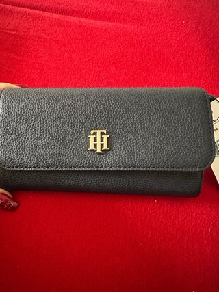 Cartera Tommy Hilfiger Azul con Logo Dorado