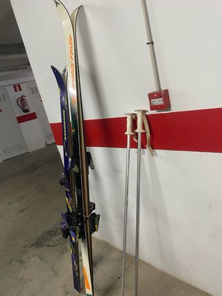 Se venden dos pares de esquis