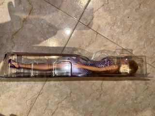 Muñeca Barbie con vestido morado brillante