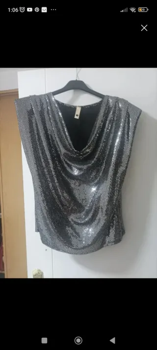Blusa plateada con escote drapeado