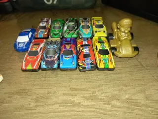 Lote Coches de Juguete y Mario Kart Dorado