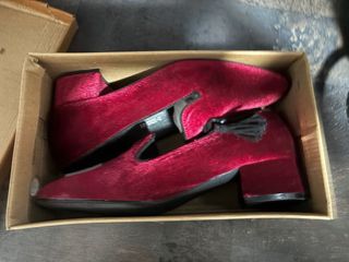 Zapatos de terciopelo rojo con flecos