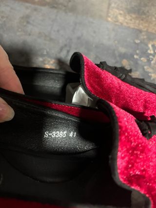 Zapatos de terciopelo rojo con flecos