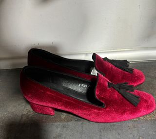Zapatos de terciopelo rojo con flecos