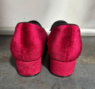 Zapatos de terciopelo rojo con flecos