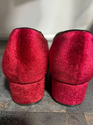 Zapatos de terciopelo rojo con flecos