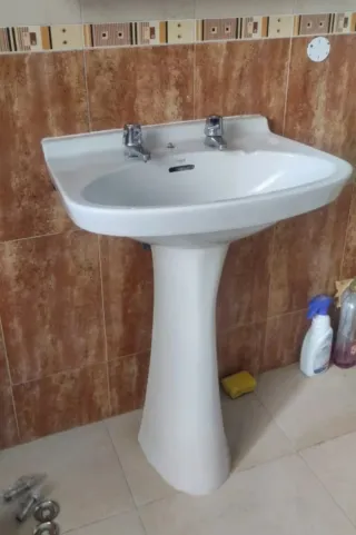 Lavabo de porcelana blanco con grifo