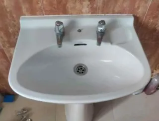 Lavabo de porcelana blanco con grifo