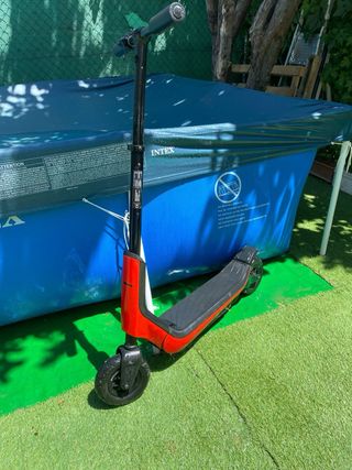 Patinete eléctrico rojo y negro