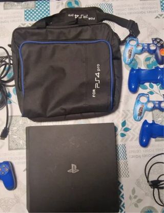 PS4 Pro con maletín y mandos
