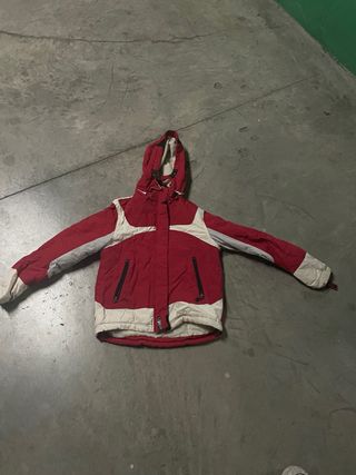 Chaqueta de nieve roja y blanca
