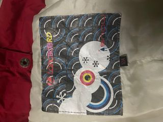 Chaqueta de nieve roja y blanca