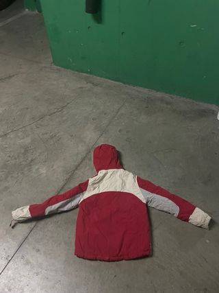 Chaqueta de nieve roja y blanca