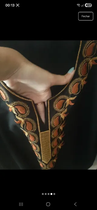 Blusa preta bordada