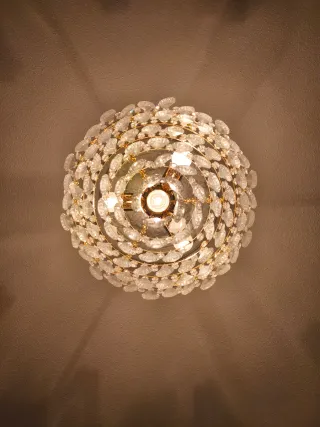 Lámpara de salón con cristales dorados