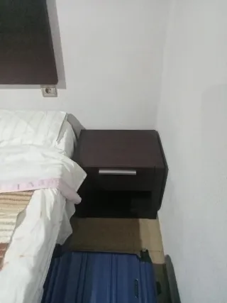 Juego dormitorio: mesitas, cómoda y armario