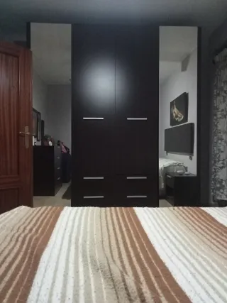 Juego dormitorio: mesitas, cómoda y armario