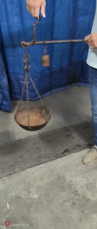 Báscula antigua de metal