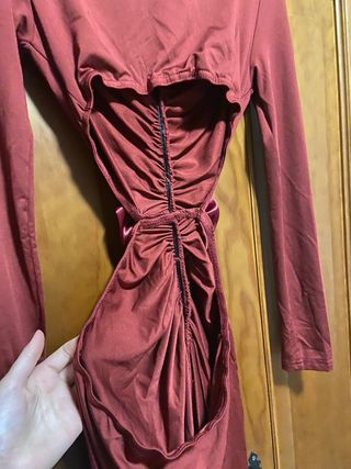 Vestido burdeos con flor