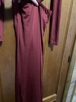 Vestido burdeos con flor