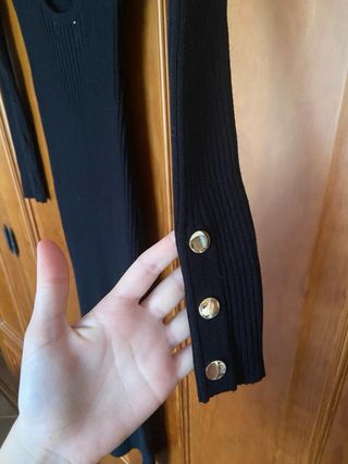 Vestido negro cuello alto manga larga