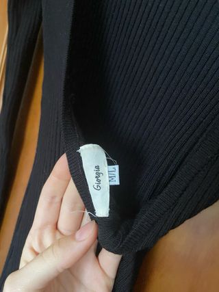 Vestido negro cuello alto manga larga