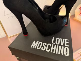Zapatos de tacón Love Moschino negros