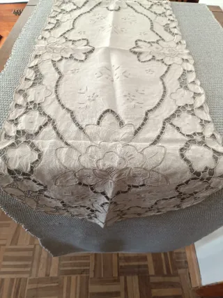 Naperon em linho com bordado floral